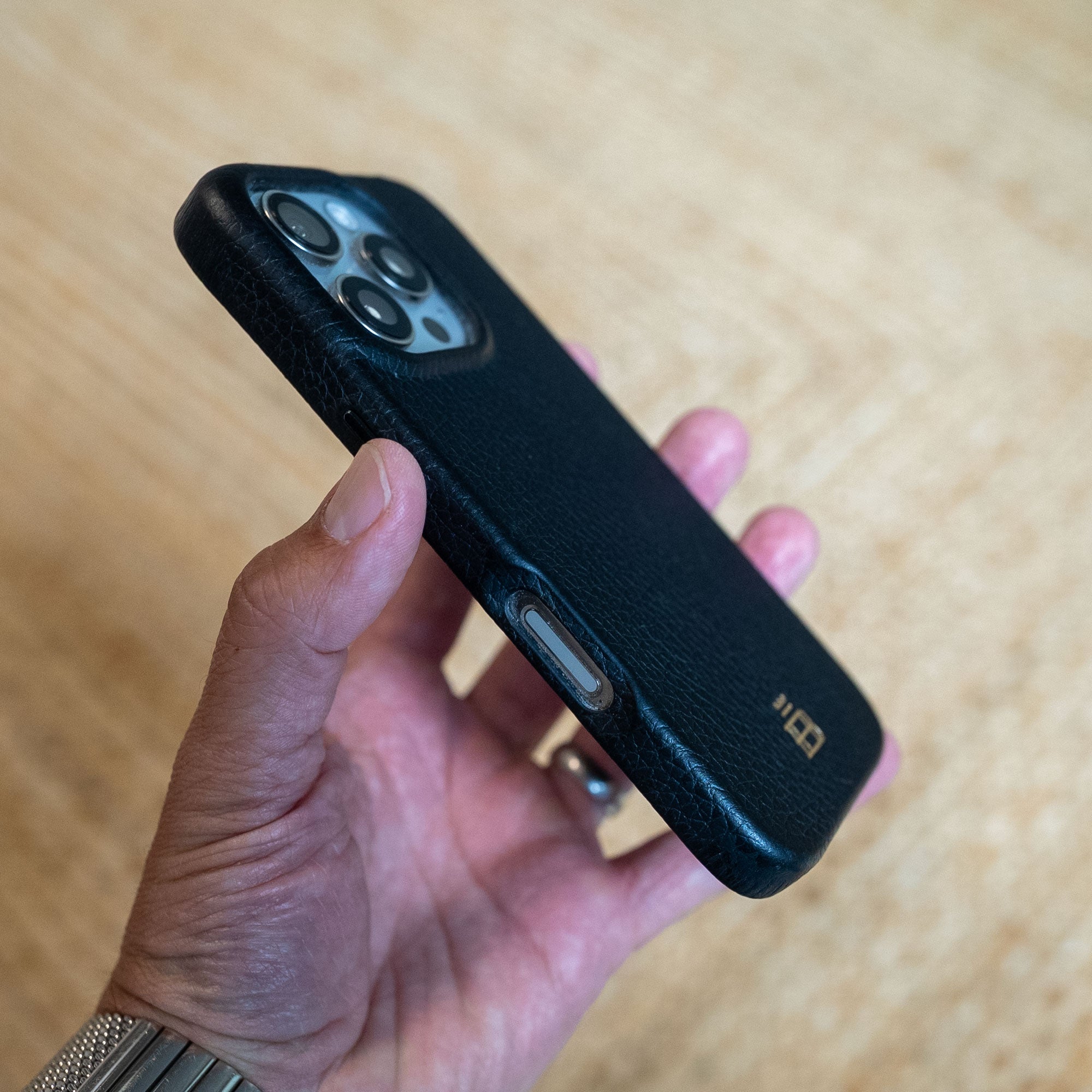 iPhone Case | Luxury Leather 16 and 16 Pro - Buckle and Band - IP - 16 - PRO - BLK